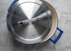 Saveur Selects Braadpan Voyage - Classic Blue - ø 25 Cm / 4.7 Liter - Geëmailleerde Anti-aanbaklaag 9 Saveur Selects Braadpan Voyage - Classic Blue - ø 25 Cm / 4.7 Liter - Geëmailleerde Anti-aanbaklaag -Keukenbenodigdheden Winkel 1 3 7 scaled 1