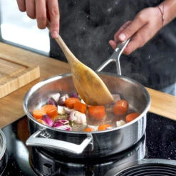 Demeyere Hapjespan Industry 5 - ø 24 Cm / 2.8 Liter + Deksel -Keukenbenodigdheden Winkel 40850 681 0 Product In Use OS 750x750 1 1