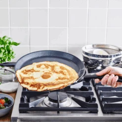 GreenPan Pannenkoekenpan Essentials - Zwart - ø 28 Cm - Keramische Anti-aanbaklaag -Keukenbenodigdheden Winkel 667b28b228ec1bc1005fc3d1a08875dcfcdbfa72 GP ESS BA Bd Pancakepan Large NS Lifestyle a
