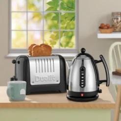 Dualit Broodrooster Lite - Extra Brede Sleuven - Gloss Black - D26225 -Keukenbenodigdheden Winkel 85741 lite jug kettle4 toaster 2 slot black lifestyle web