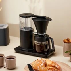 Wilfa Filter-koffiezetapparaat Classic Tall Matt Black - 1.25 Liter - WI602266 -Keukenbenodigdheden Winkel Coffee Brewer Classic Tall CM2B A125 Environment Hor 6396f8e3271f13.82710871