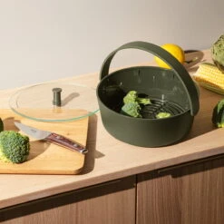 Eva Solo Stoommandje Voor Magnetron Green Tools ø 22 X 9 Cm -Keukenbenodigdheden Winkel Eva Solo Green Tool Daempfer fuer die Mikrowelle Situation 2
