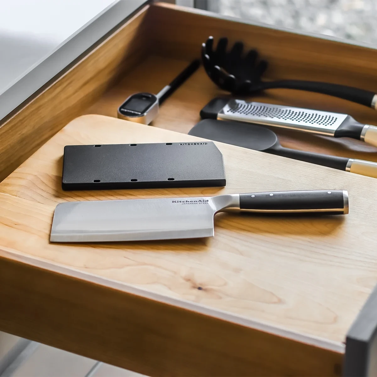 KitchenAid Hakmes Gourmet 15 Cm + Gratis Mesbeschermer 2 KitchenAid Hakmes Gourmet 15 Cm + Gratis Mesbeschermer - Afbeelding 2