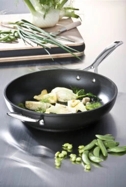 Le Creuset Sauteerpan Les Forgées TNS - ø 28 Cm / 3.2 Liter - Standaard Anti-aanbaklaag -Keukenbenodigdheden Winkel le creuset sauteerpan 28cm eten