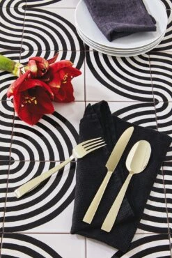 Sambonet Bestekset Flat - Champagne - 24 Delig / 6 Personen 8 Sambonet Bestekset Flat - Champagne - 24 Delig / 6 Personen -Keukenbenodigdheden Winkel sambonet bestekset flat champagne sfeer3