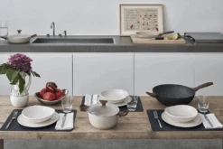 Sambonet Braadpan Rock 'n' Rose - Creme - ø 24 Cm / 4.5 Liter - Standaard Anti-aanbaklaag 11 Sambonet Braadpan Rock 'n' Rose - Creme - ø 24 Cm / 4.5 Liter - Standaard Anti-aanbaklaag -Keukenbenodigdheden Winkel sambonet rock n rose sfeer8 1