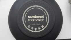 Sambonet Braadpan Rock 'n' Rose - Creme - ø 24 Cm / 4.5 Liter - Standaard Anti-aanbaklaag 14 Sambonet Braadpan Rock 'n' Rose - Creme - ø 24 Cm / 4.5 Liter - Standaard Anti-aanbaklaag -Keukenbenodigdheden Winkel sambonet rock n rose achterkant 1