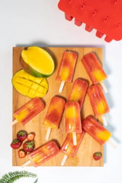 Sareva IJsjesmaker - 10 Ijsjes - Rood - Siliconen - Easy Release - Herbruikbaar 7 Sareva IJsjesmaker - 10 Ijsjes - Rood - Siliconen - Easy Release - Herbruikbaar -Keukenbenodigdheden Winkel sareva ijsjesmaker 1